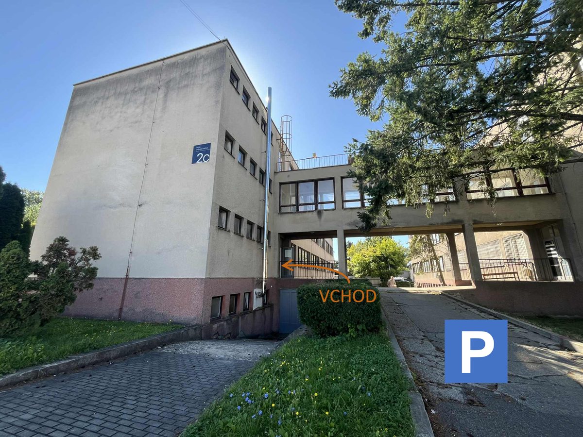 Fotka parkování a vstupu do budovy 2C
